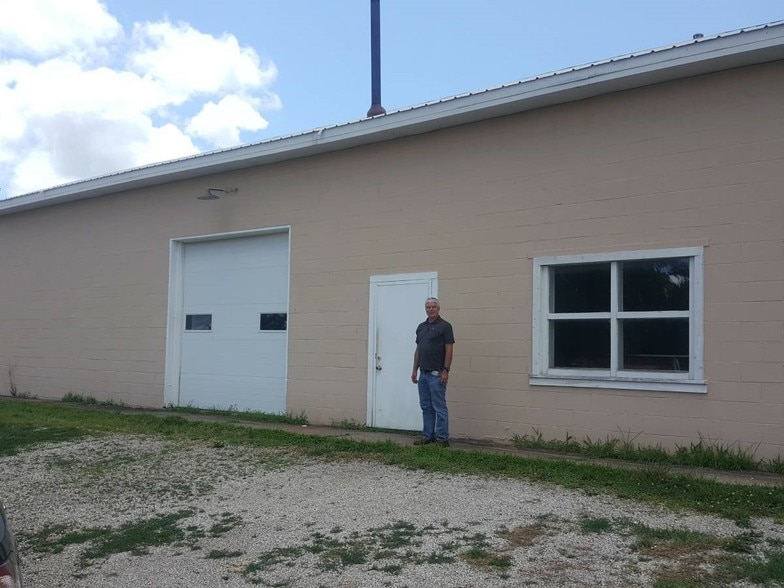 More Photos Of 704 S Metcalf Rd, Louisburg Warehouse For Lease