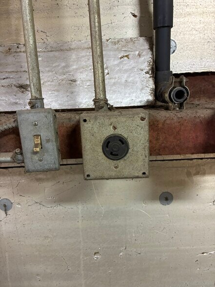 More Photos Of 5734 Heffernan St, Houston Warehouse For Lease