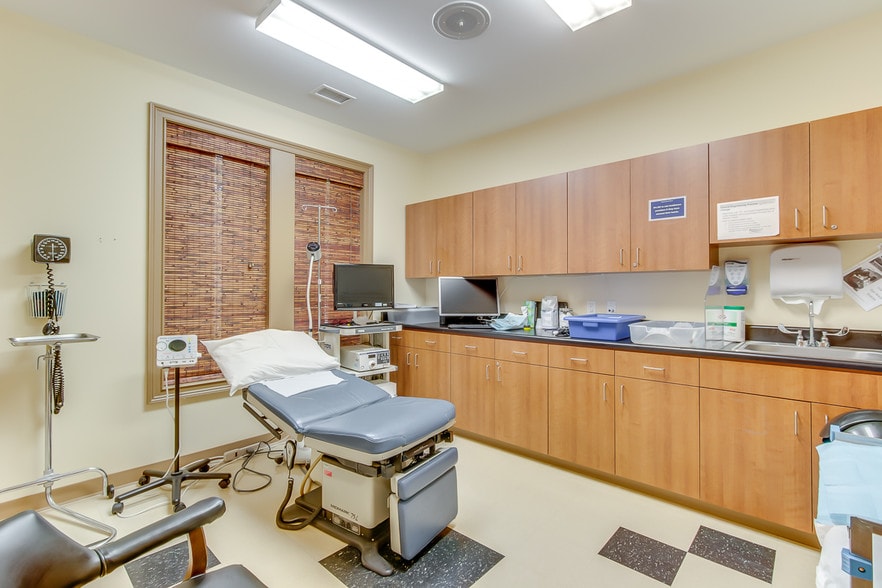 More Photos Of 135 Professional Park Dr, Seneca Healthcare For Lease