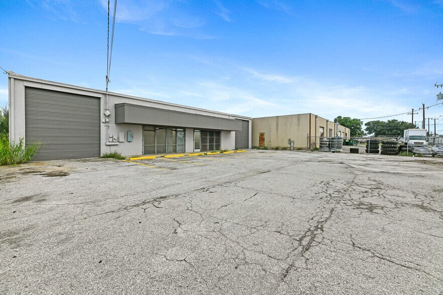 More Photos Of 1053 Grubb St, San Antonio Service For Sale