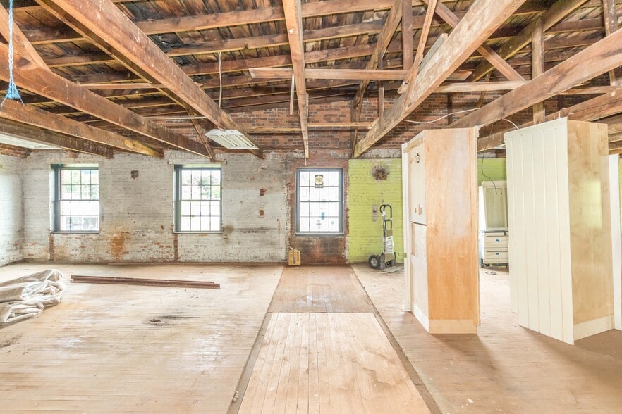 More Photos Of 1340 W Main St, Wytheville Loft Creative Space For Sale