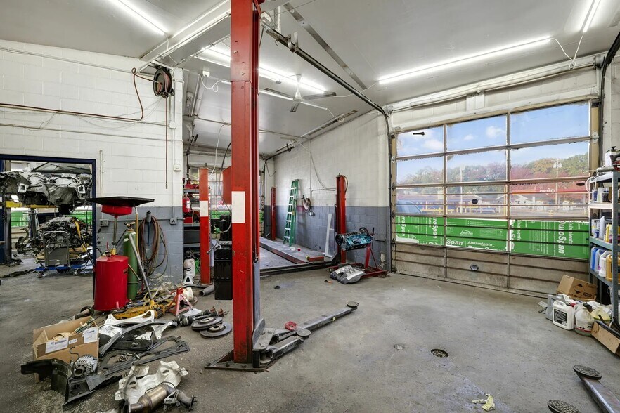 More Photos Of 2928 Tremainsville Rd, Toledo Auto Repair For Sale