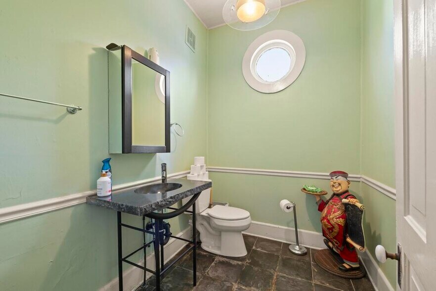 More Photos Of 656 Garden St, Pensacola Office For Sale