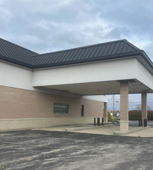 More Photos Of 12514 Reynolds Dr, Fishers Bank For Lease