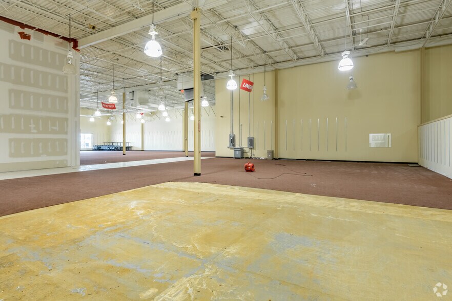 More Photos Of 8600-8604 W Brown Deer Rd, Milwaukee General Retail For Sale