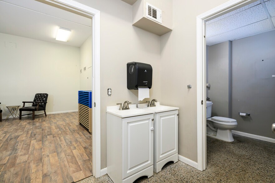 More Photos Of 5001 Pernod Ave, Saint Louis Flex For Sale