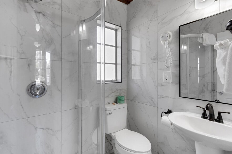 More Photos Of 340 Tamiami Trl S, Venice Hotel For Sale