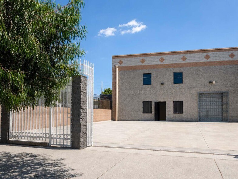 More Photos Of 2120 S Main St, Los Angeles Warehouse For Lease