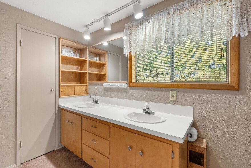 More Photos Of 1480 Rush Rd, Chehalis Office For Sale