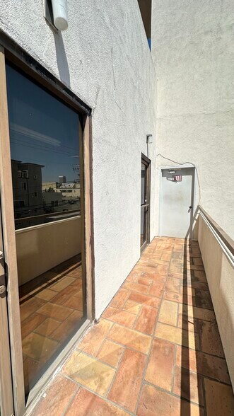More Photos Of 8242 W 3rd St, Los Angeles Office For Lease