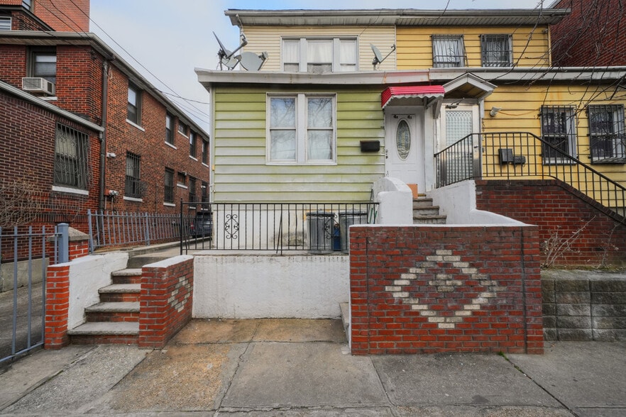 More Photos Of 4043 69th St, Woodside Apartments For Sale