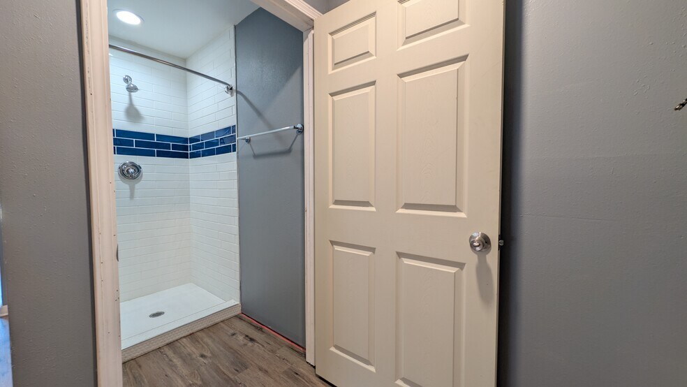 More Photos Of 515 Mountain Dr, Destin Flex For Lease