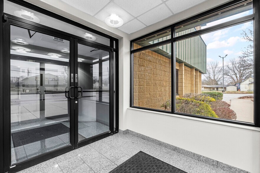 More Photos Of 7200 US-150, Greenville Office For Sale