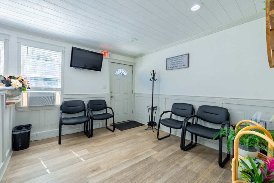 More Photos Of 256 N Wellwood Ave, Lindenhurst Office For Lease