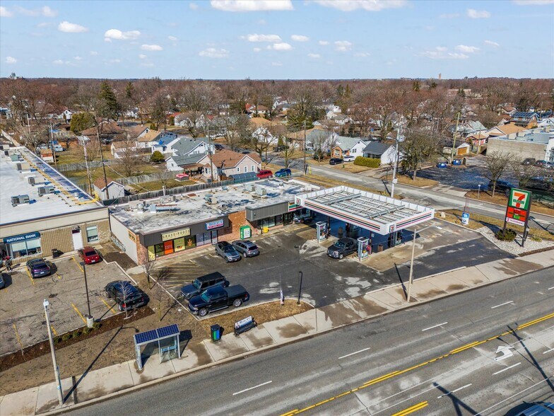 More Photos Of 5124 Tecumseh Rd E, Windsor Freestanding For Sale