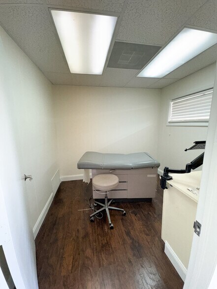 More Photos Of 3630 Almazan Dr, Dallas Medical For Lease