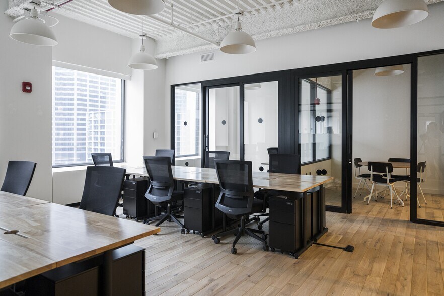 More Photos Of 222 S Riverside Plz, Chicago Coworking Space