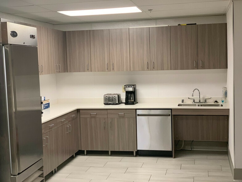 More Photos Of 5600-5628 Lincoln Dr, Edina Light Distribution For Lease