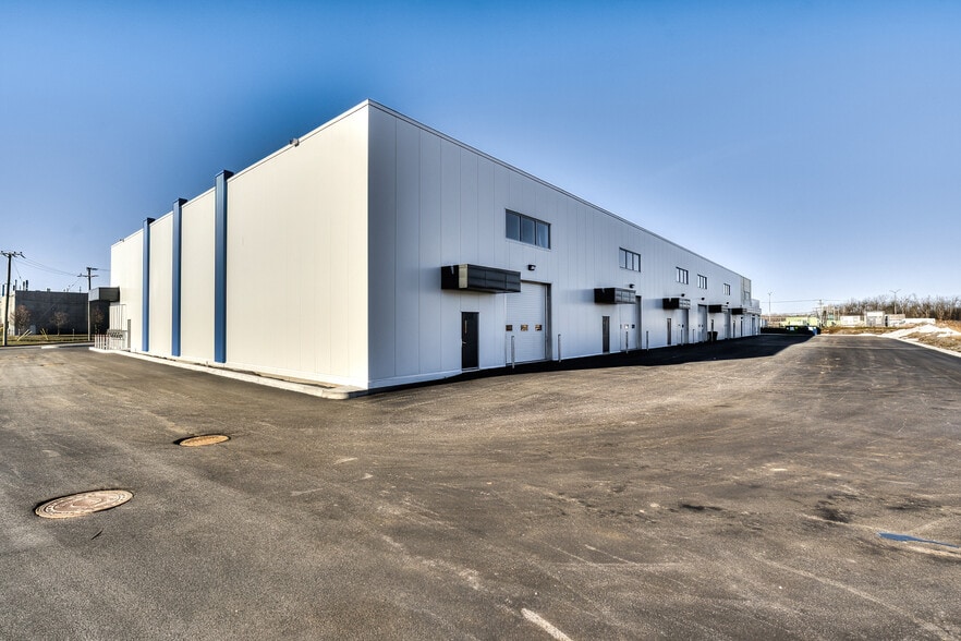 More Photos Of 5539 St Ernest-Cormier, Laval Showroom For Lease