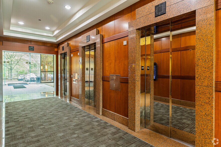 More Photos Of 6802 Paragon Pl, Richmond Office For Lease