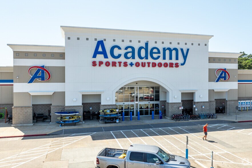 More Photos Of 1400-1420 N Loop 336 W, Conroe Department Store For Sale