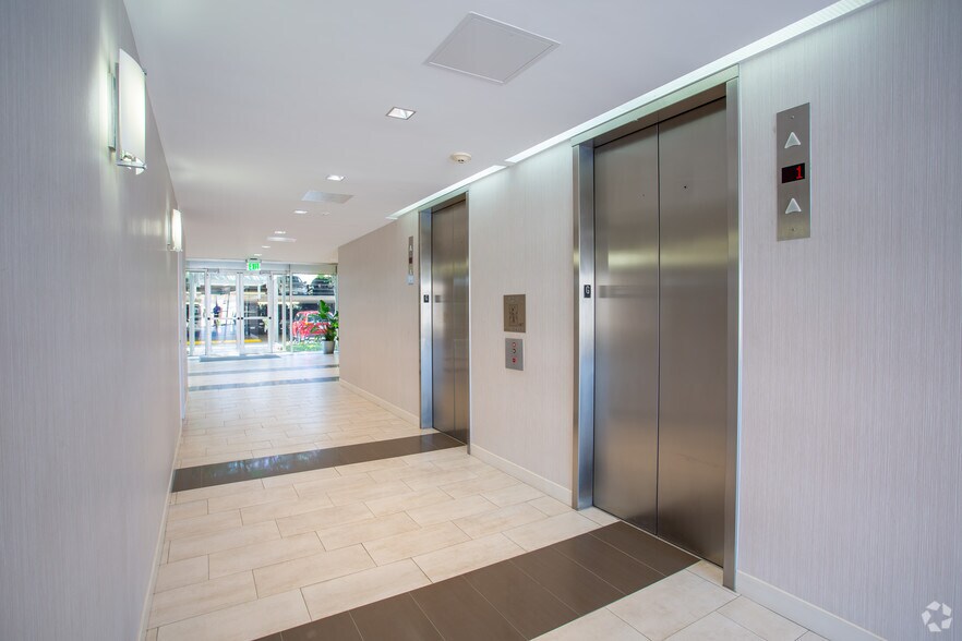 More Photos Of 1112 E Copeland Rd, Arlington Office For Lease