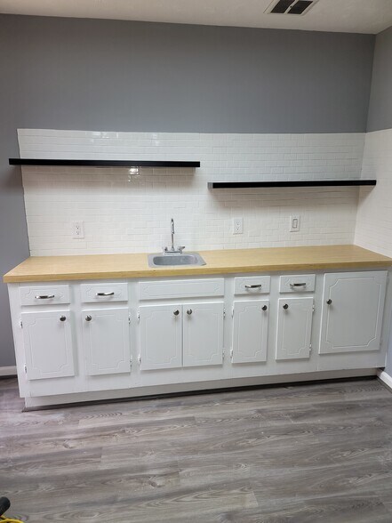 More Photos Of 112 E Dixon Blvd, Shelby Office For Lease