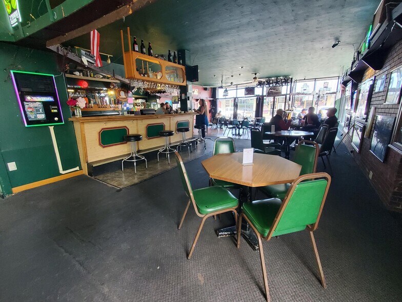 More Photos Of 295 S Broadway, Coos Bay Restaurant For Sale