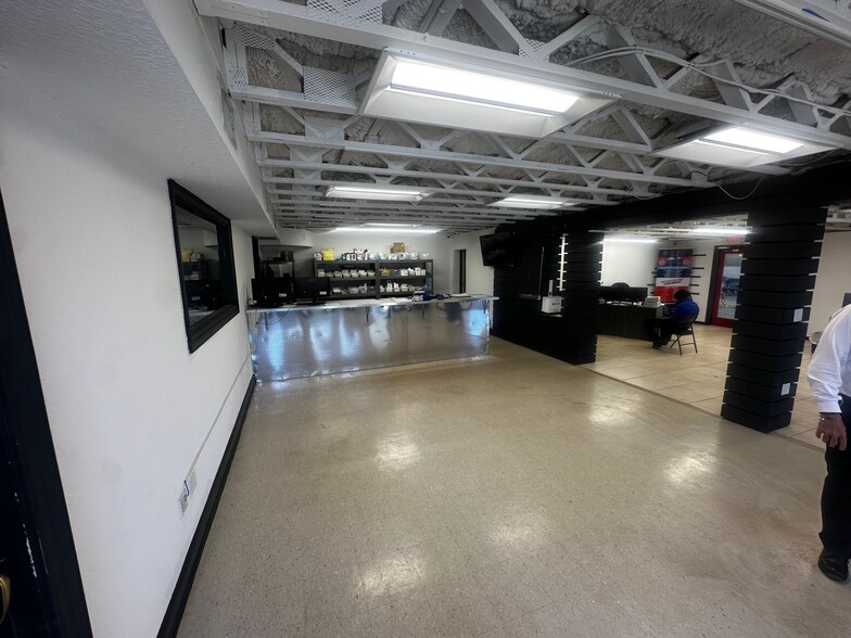 More Photos Of 2724 Shawnee Ave, West Palm Beach Showroom For Lease