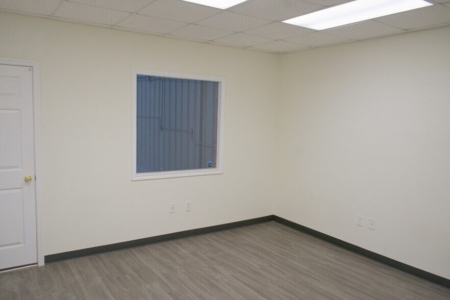 More Photos Of 11200-B Cox Rd, Conroe Warehouse For Lease