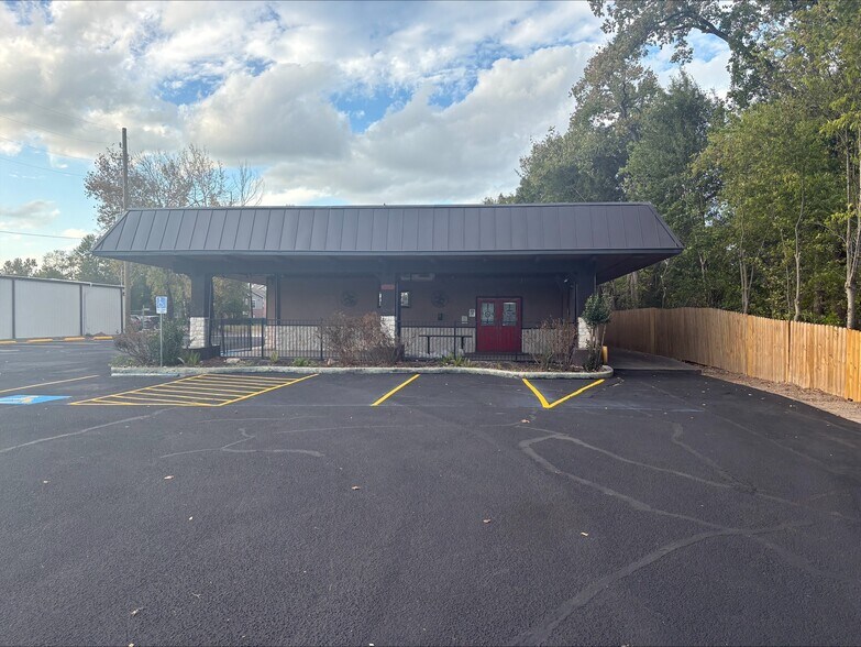 More Photos Of 1000 W Main St, Tomball Restaurant For Lease