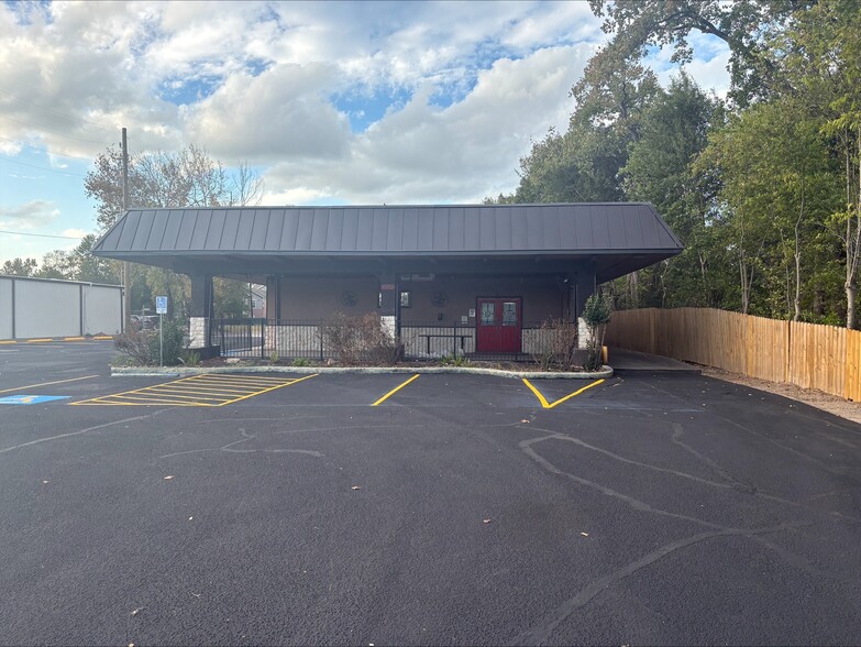 More Photos Of 1000 W Main St, Tomball Restaurant For Lease