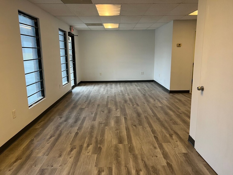 More Photos Of 750-758 Veterans Pky, Jonesboro Showroom For Lease