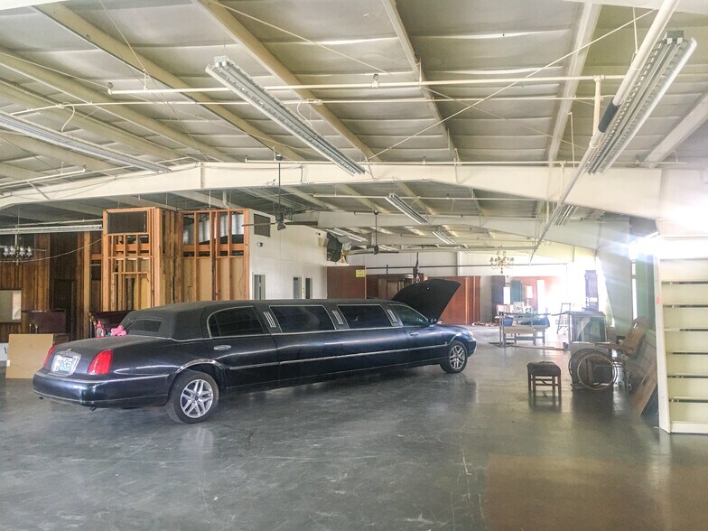 More Photos Of 1530 W Olive St, Springfield Showroom For Sale