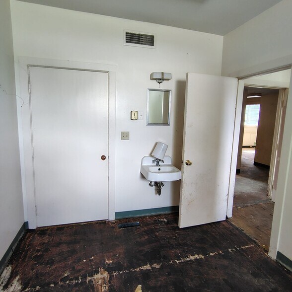 More Photos Of 102 Market St, Timmonsville Medical For Sale