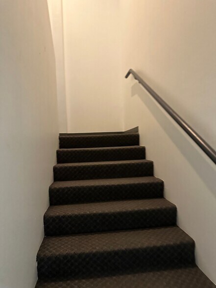 More Photos Of 77530 Enfield Ln, Palm Desert Showroom For Lease