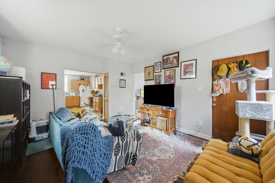 More Photos Of 905 W Fletcher St, Chicago Apartments For Sale