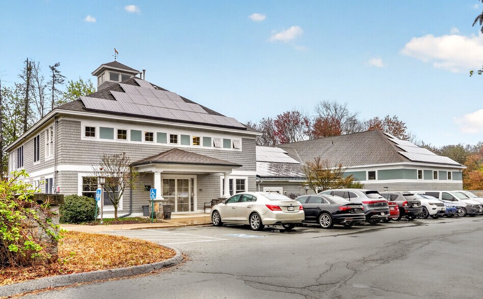 More Photos Of 140 Summer St, Holliston Veterinarian Kennel For Sale