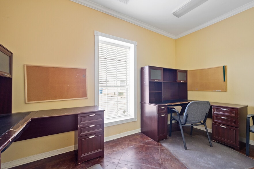 More Photos Of 106 Abigayles Row, Scott Warehouse For Sale