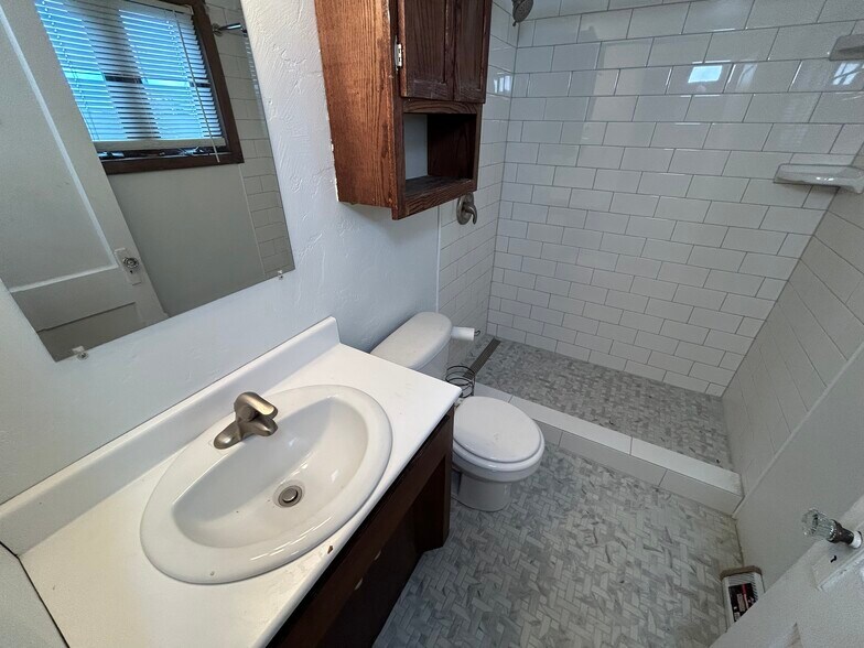 More Photos Of 802 S Military Ave, Green Bay Freestanding For Sale