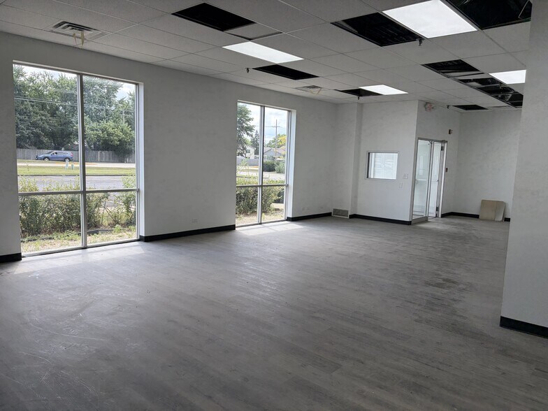 More Photos Of 330 E Route 22, Lake Zurich Warehouse For Lease