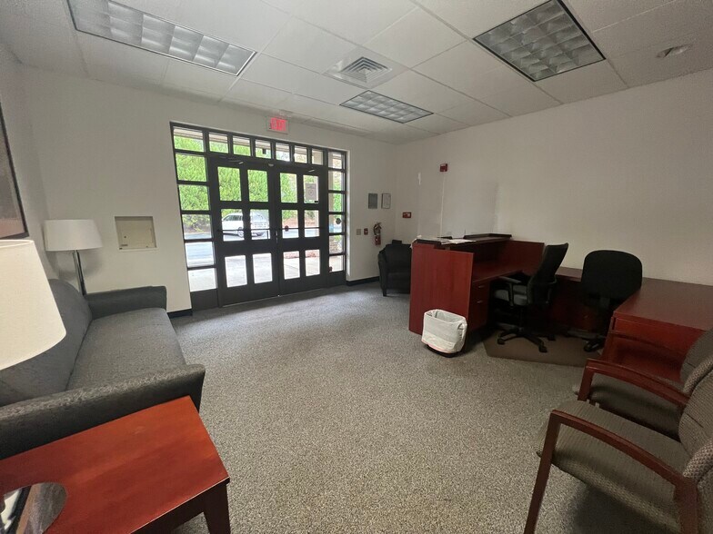 More Photos Of 2810 Meredyth Dr, Albany Medical For Lease