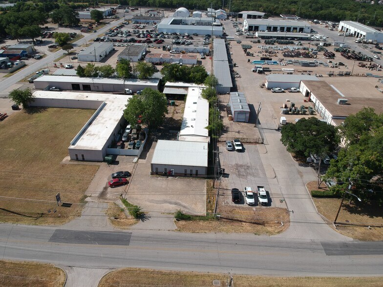 More Photos Of 1726 Commerce St, Garland Warehouse For Lease