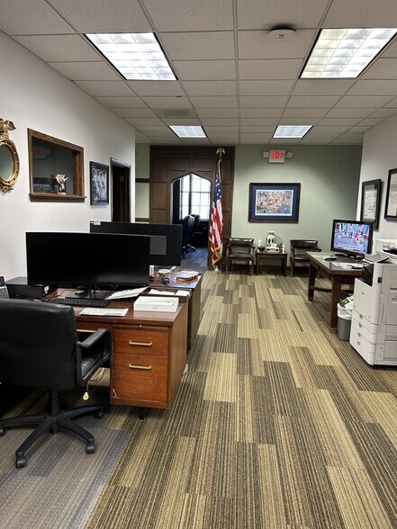 More Photos Of 219 E Washington Ave, Oshkosh Office For Sale