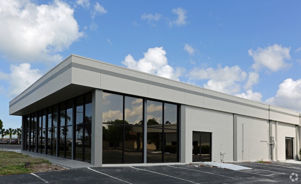 More Photos Of 2625 Davis Blvd, Naples Auto Dealership For Sale