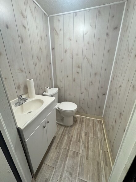 More Photos Of 3841-3845 NW 10th St, Oklahoma City Showroom For Lease