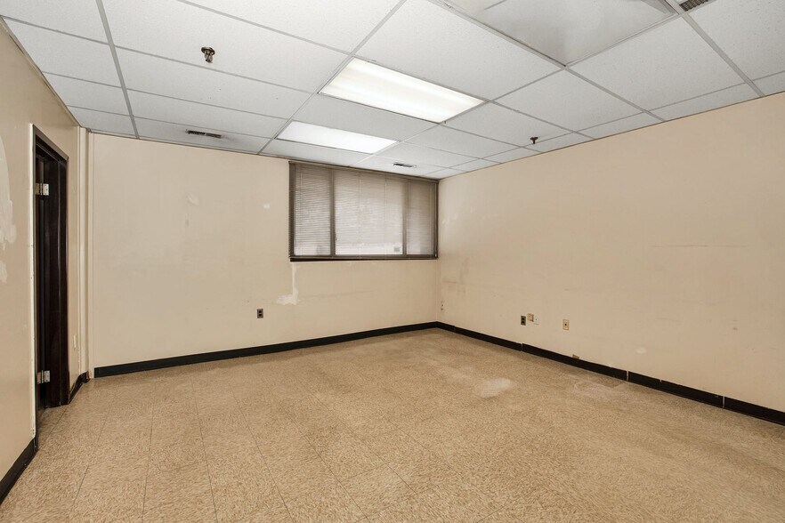 More Photos Of 50 Snake Hill Rd, West Nyack Warehouse For Lease