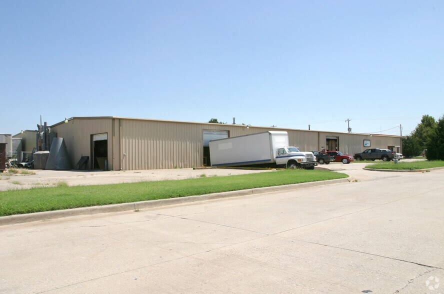 More Photos Of 220 S Alliance Ct, Oklahoma City Manufacturing For Lease