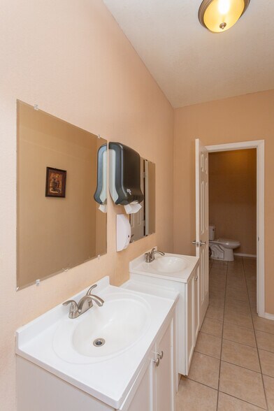 More Photos Of 2803 W 2nd St, Roswell Hotel For Sale