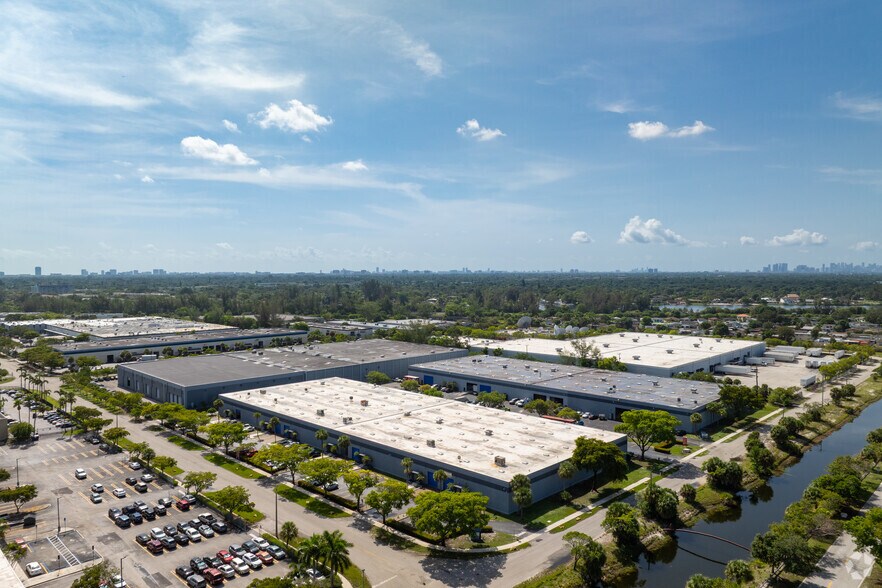 More Photos Of 1588-1600 NW 159th St, Miami Warehouse For Lease